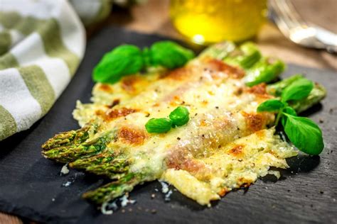 Plato de espárragos gratinados