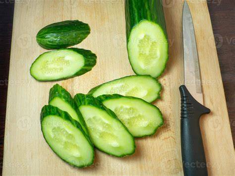 Pepino cortado en rodajas y manzana verde en dados