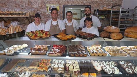 Interior de la panadería Peco con variedad de pasteles