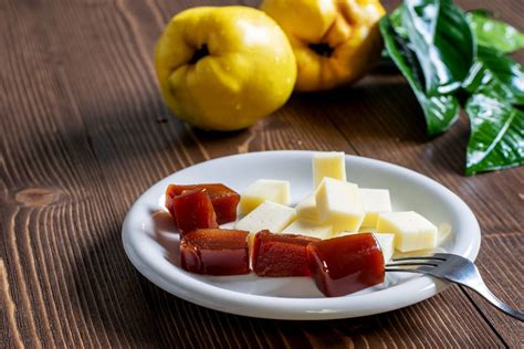 Filloas con queso y membrillo