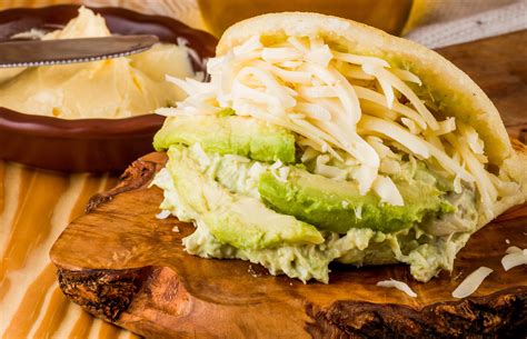 Arepas rellenas con carne mechada y reina pepiada