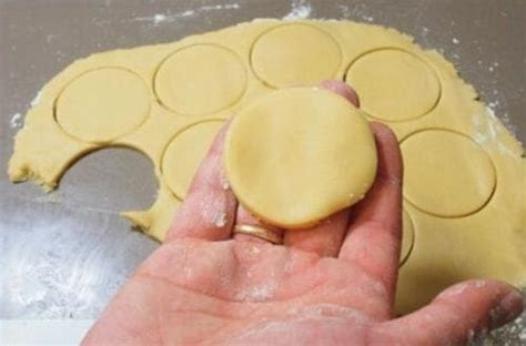 Proceso de estirado y corte de masa para alfajores