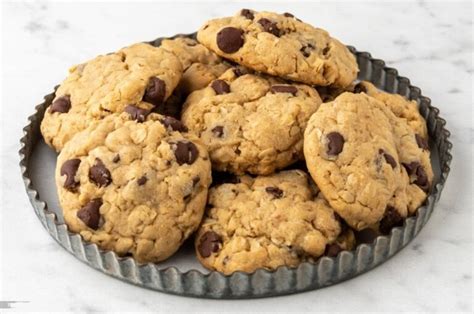 Bol con masa de galletas de avena y chocolate