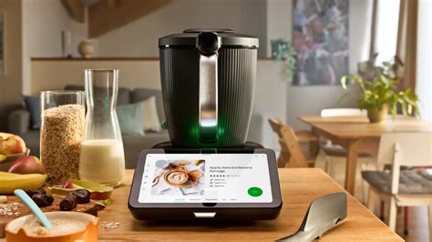 Robot de cocina Thermomix preparando gazpacho