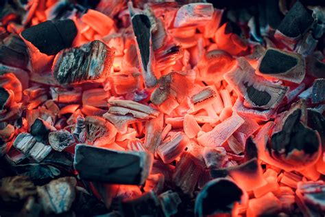 Proceso de preparación de brasas para barbacoa
