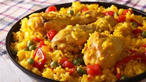 Plato de arroz con pollo venezolano