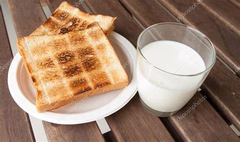 Pan tostado con leche condensada y frutas