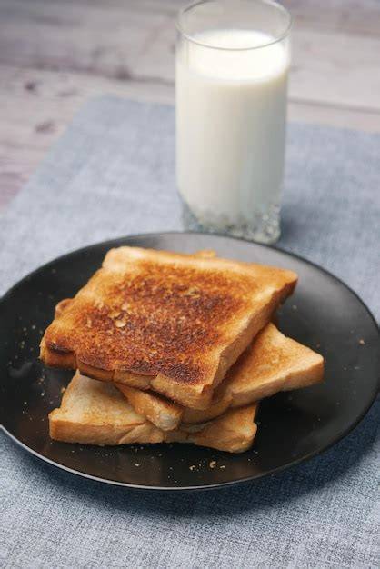 Pan tostado caramelizado con leche condensada