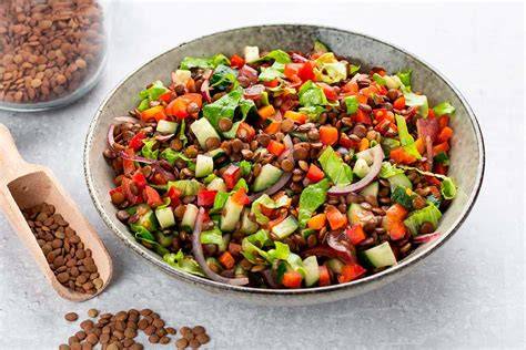 Ensalada de lentejas y salchichas en un plato rústico