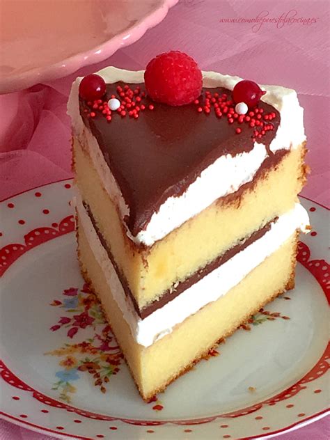 Tarta de nata y chocolate recién hecha