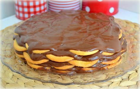 Tarta de nata, chocolate y galletas con capas