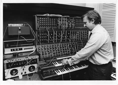 Gershon Kingsley con un sintetizador Moog