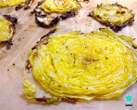Bifes de repollo al horno con costra de pan y hierbas