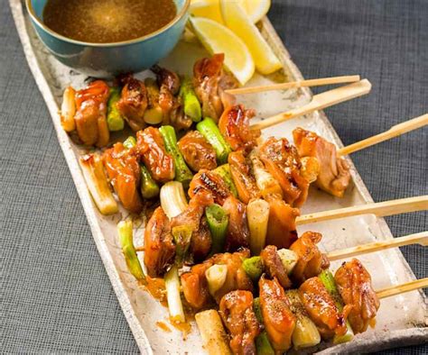 Diferentes tipos de yakitori en brochetas