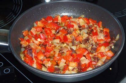 Sofrito de cebolla, pimiento y ajo en una sartén