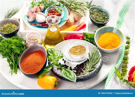 Variedad de especias y hierbas frescas