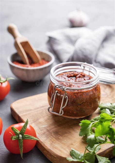 Salsa de tomate casera con hierbas frescas