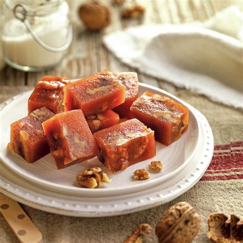 Carne de membrillo con nueces en un molde