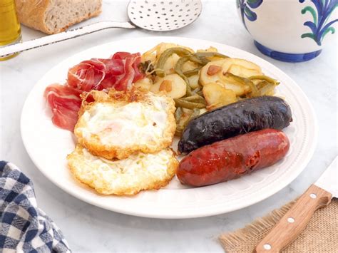 Plato Alpujarreño con jamón, embutidos y otros productos locales