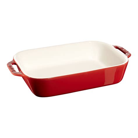 Patatas en dados en una fuente para horno