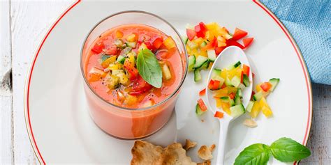 Gazpacho Deluxe servido con toppings