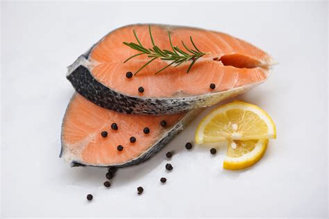 Salmón crudo y cocido