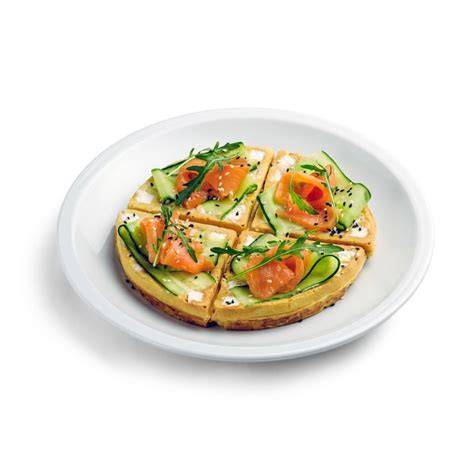 Milhojas de salmón en un plato blanco