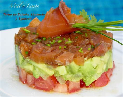 Tartar de salmón ahumado con melocotón y tomate