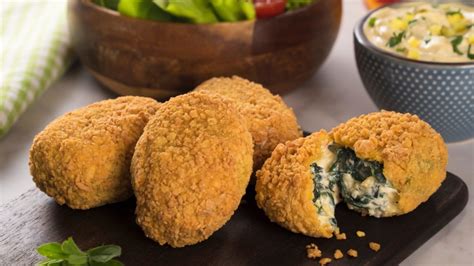 Croquetas de espinaca en un plato