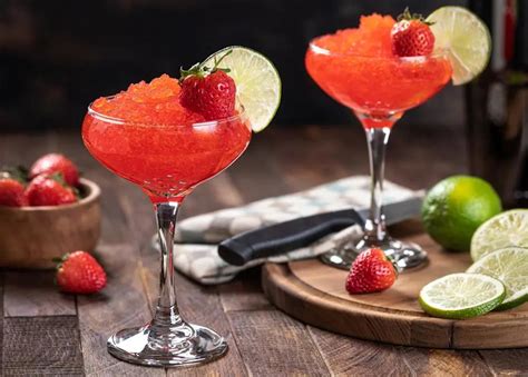 Presentación de un daiquirí de fresa con decoración