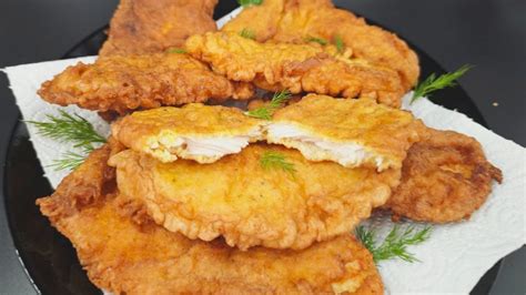 Plato de filetes de pollo recién rebozados y dorados