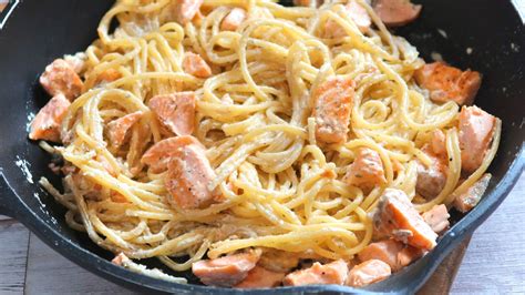Preparación de ingredientes para pasta con salmón