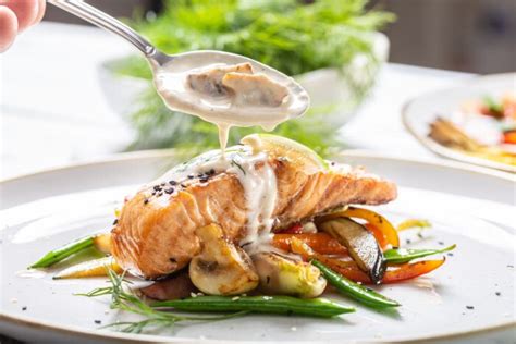 Salmón y champiñones cocinándose en sartén