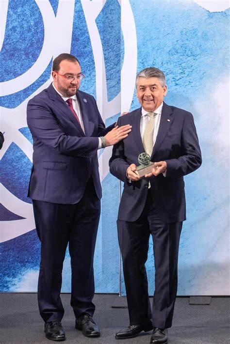 Antonio García recibiendo premio por trayectoria empresarial