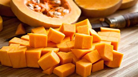 Calabaza cortada en cubos lista para cocinar