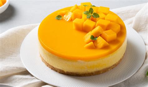 Cheesecake de mango con decoración de menta