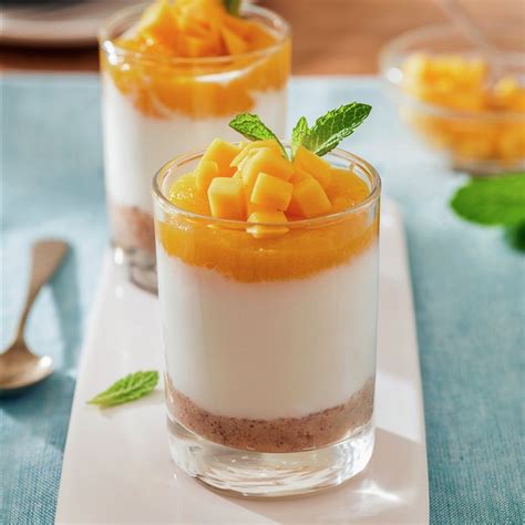 Vaso de yogur y mango en capas