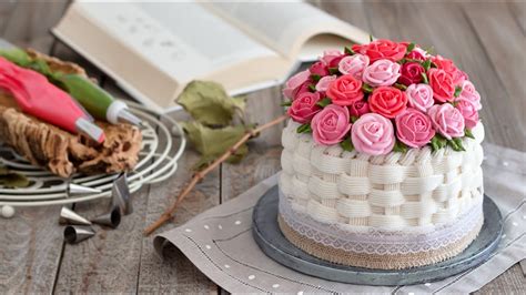 Torta decorada con rosetones de manga pastelera