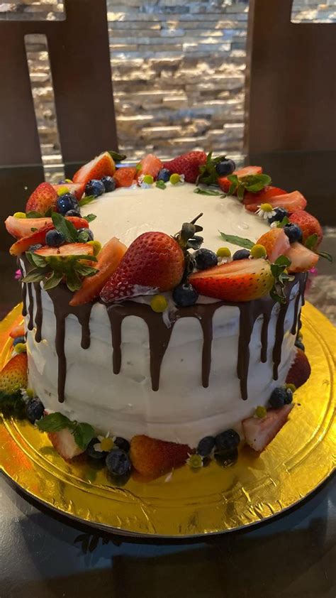 Torta decorada con frutas frescas y flores