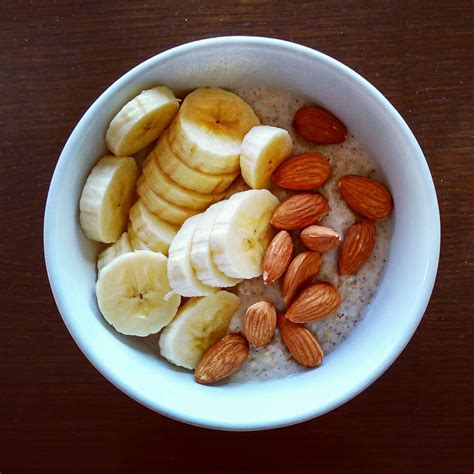Plátano y pan en un desayuno saludable