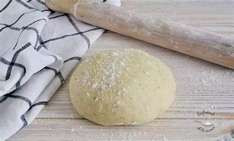 Textura lisa y suave de la masa de pizza sin levadura