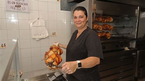 Interior acogedor del Asador de Pollos Dolores