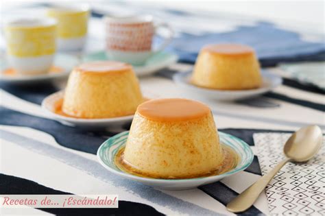 Variedad de flanes de queso caseros presentados en diferentes moldes
