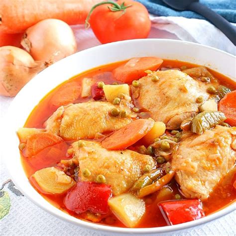 plato de afritada de pollo filipino servido con arroz
