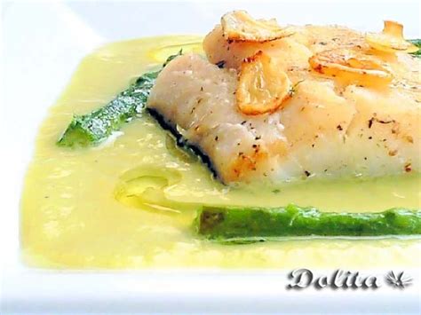 Plato de merluza con crema de espárragos