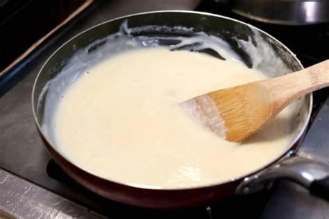 Salsa blanca espesándose en una sartén