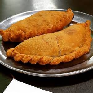Empanadillas de pollo doradas y crujientes