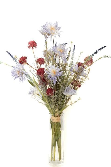 Detalle de las flores artificiales en tonos salmón