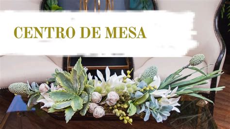 Disposición de un centro de flores artificiales en una mesa