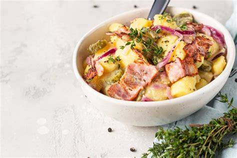 Ensalada de patata del sur de Alemania con vinagreta y tocino